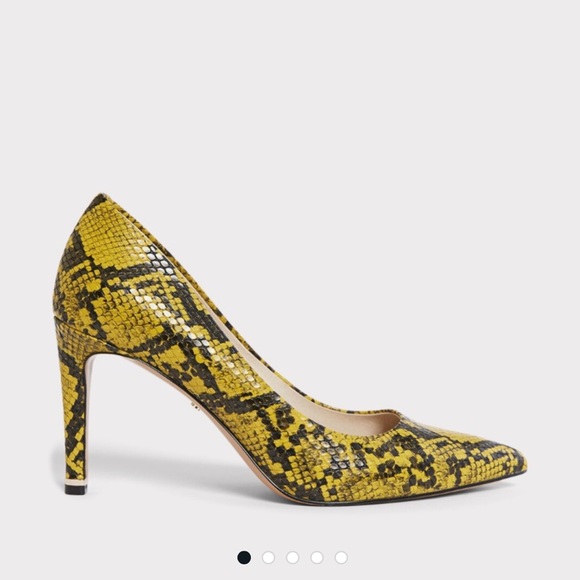 Kenneth Cole New York Shoes - Riley Snake Pump
Kenneth Cole size 8.5
